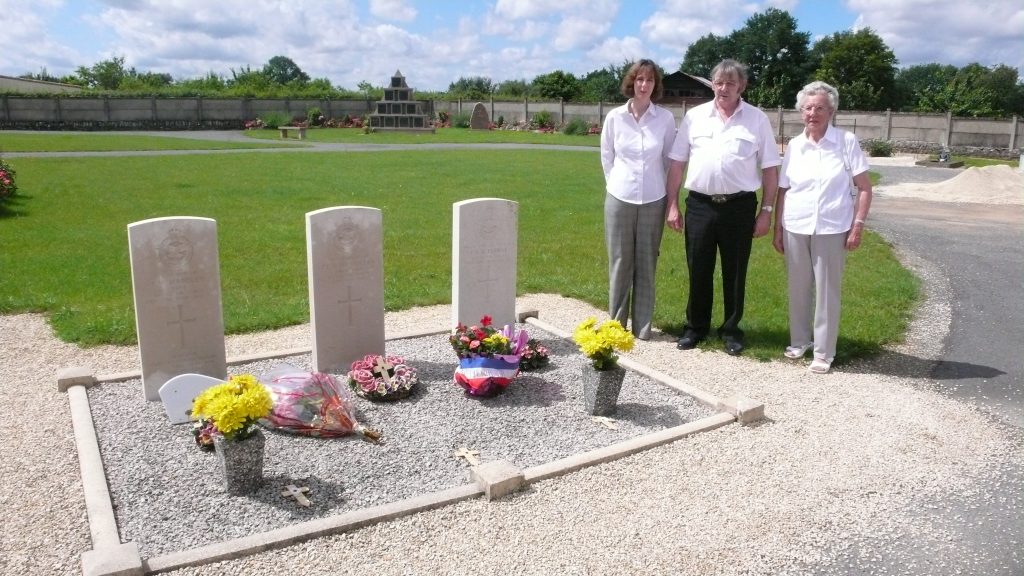 En 2007, la famille de JGB Thomas venue se recueillir.