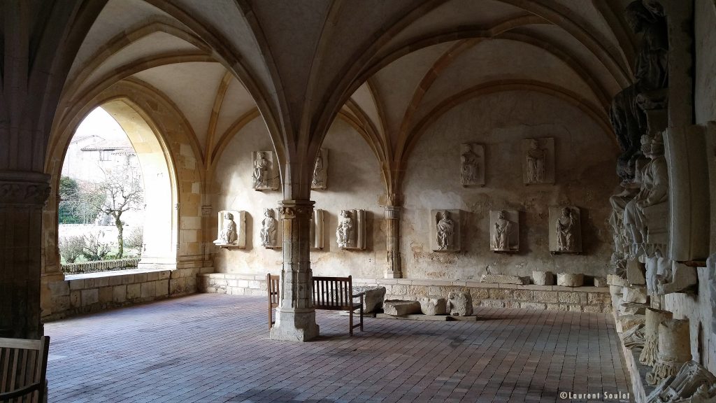 CHARROUX-ABBAYE-SALLE-CAPITULAIRE-STATUAIRE