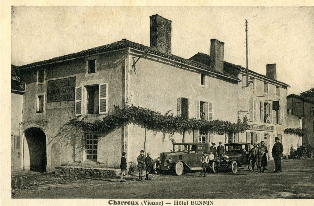 Charroux (86) - PLACE Saint-Pierre - Ancien hôtel de la Croix banche (Bonnin)