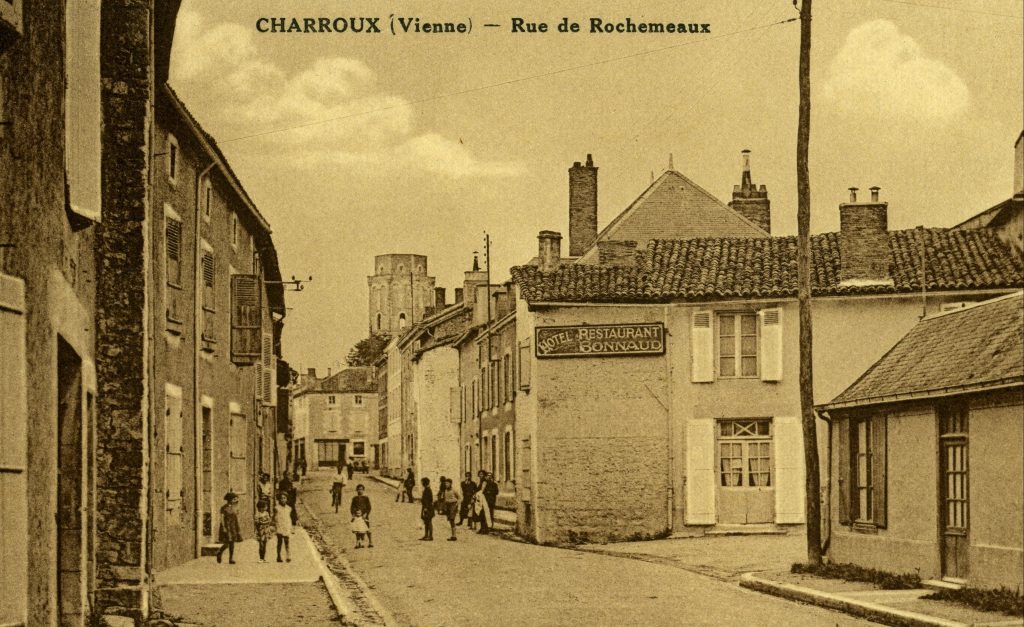 Charroux (86) - Rue de Rochemeaux - hôtel restaurant Bonnaud